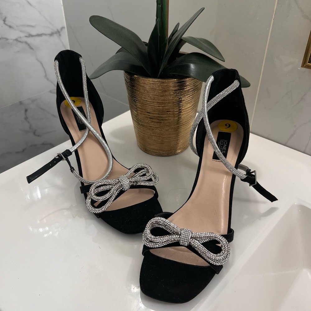 Jones new york women bow sandals